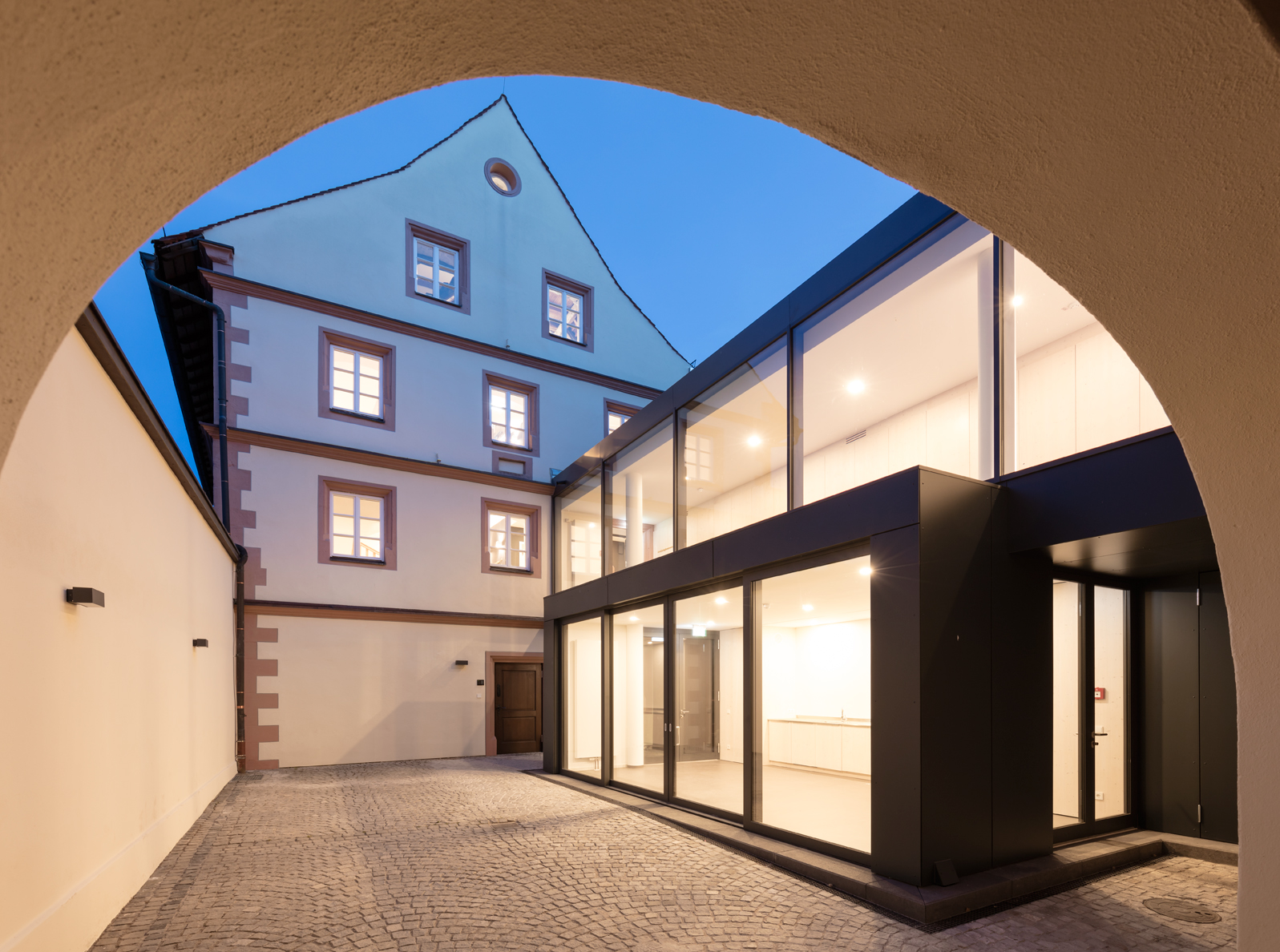 Verbindungspavillon und historische Schranne in Bad Königshofen