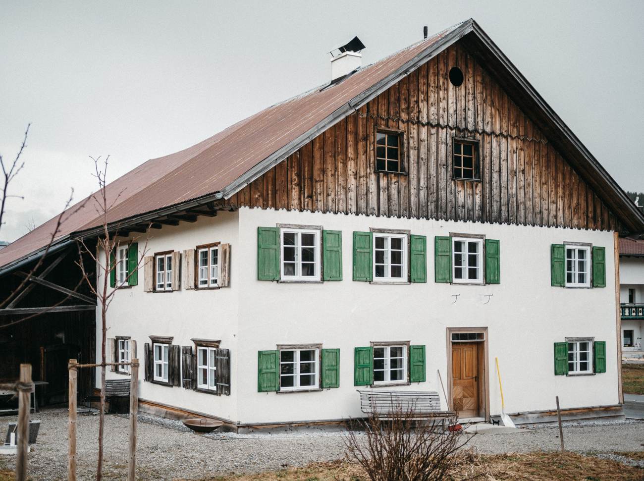 Instand gesetztes Haus mit grünen Fensterläden