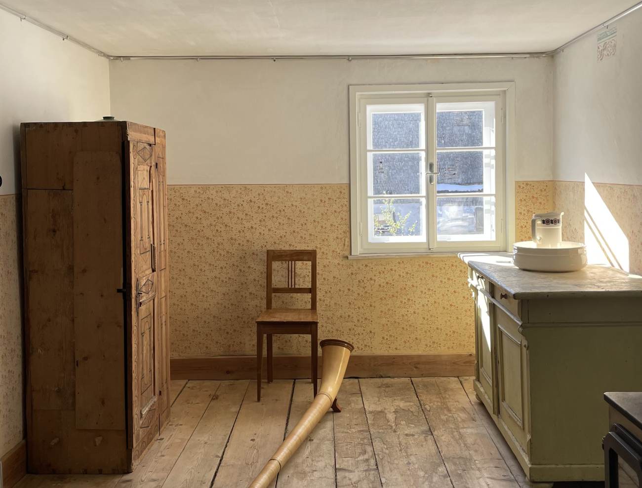 Leerer Raum mit Holzboden und Fenster